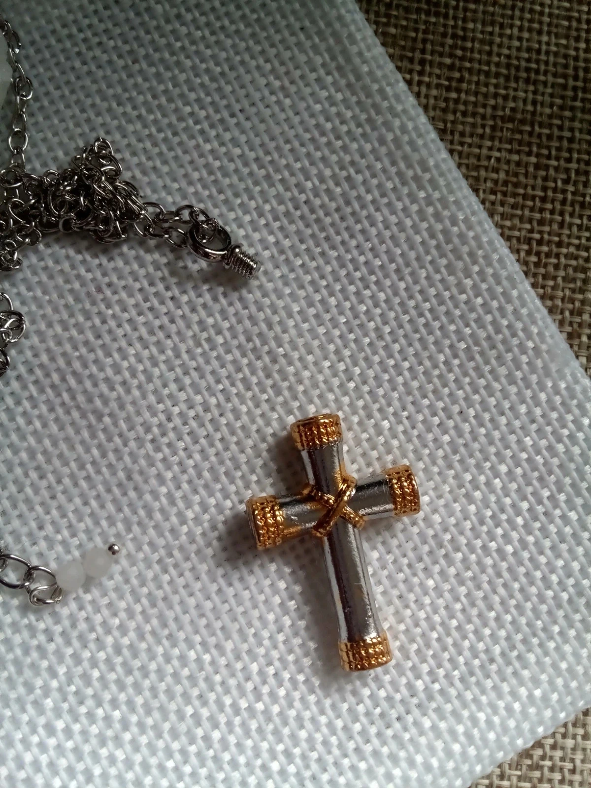 Collier croix urne acier bicolore – photo 2